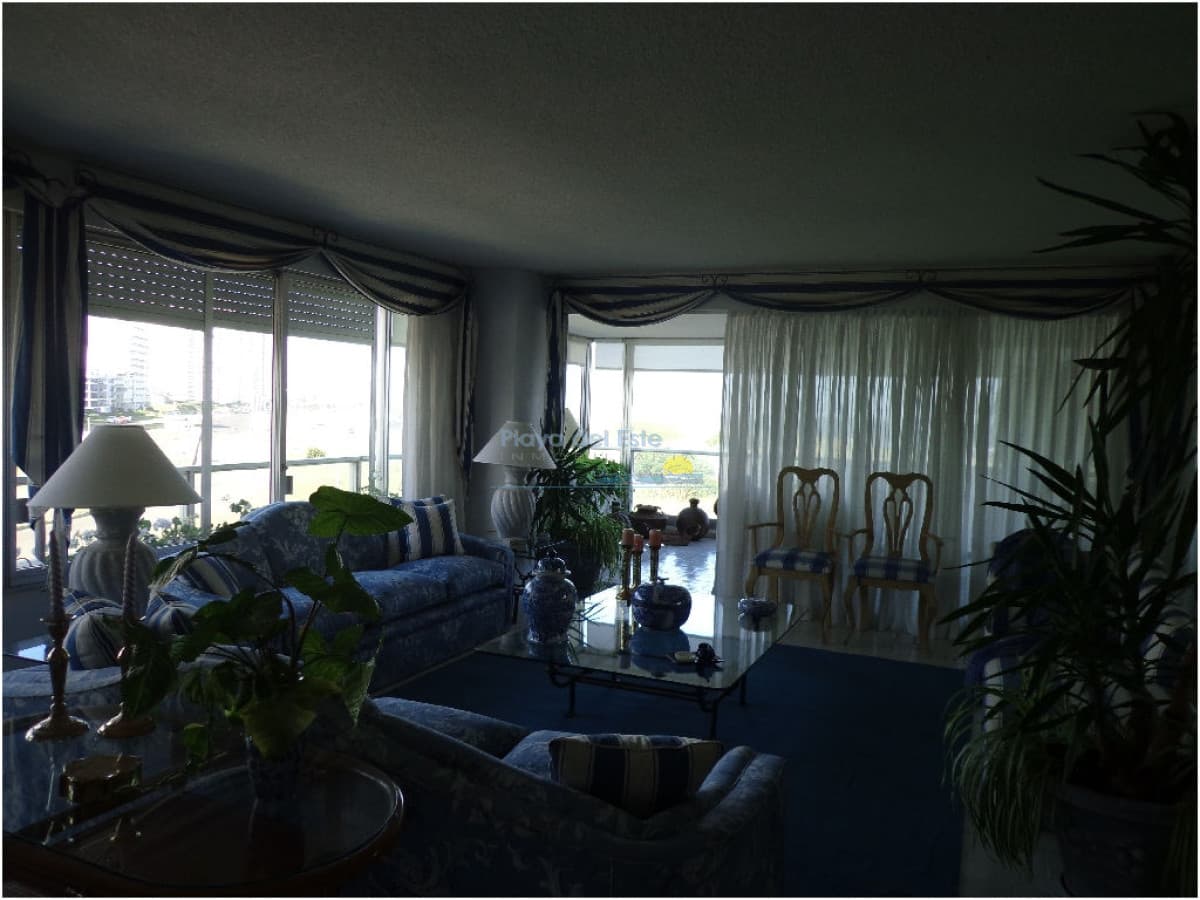 Apartamento de 3 dormitorios Frente al mar , Punta del este . Playa Brava  - Inmobiliaria Playa del Este