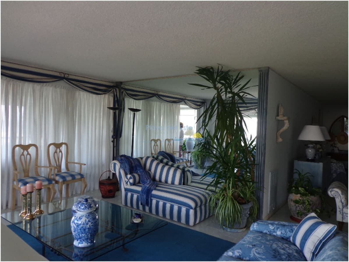Apartamento de 3 dormitorios Frente al mar , Punta del este . Playa Brava  - Inmobiliaria Playa del Este