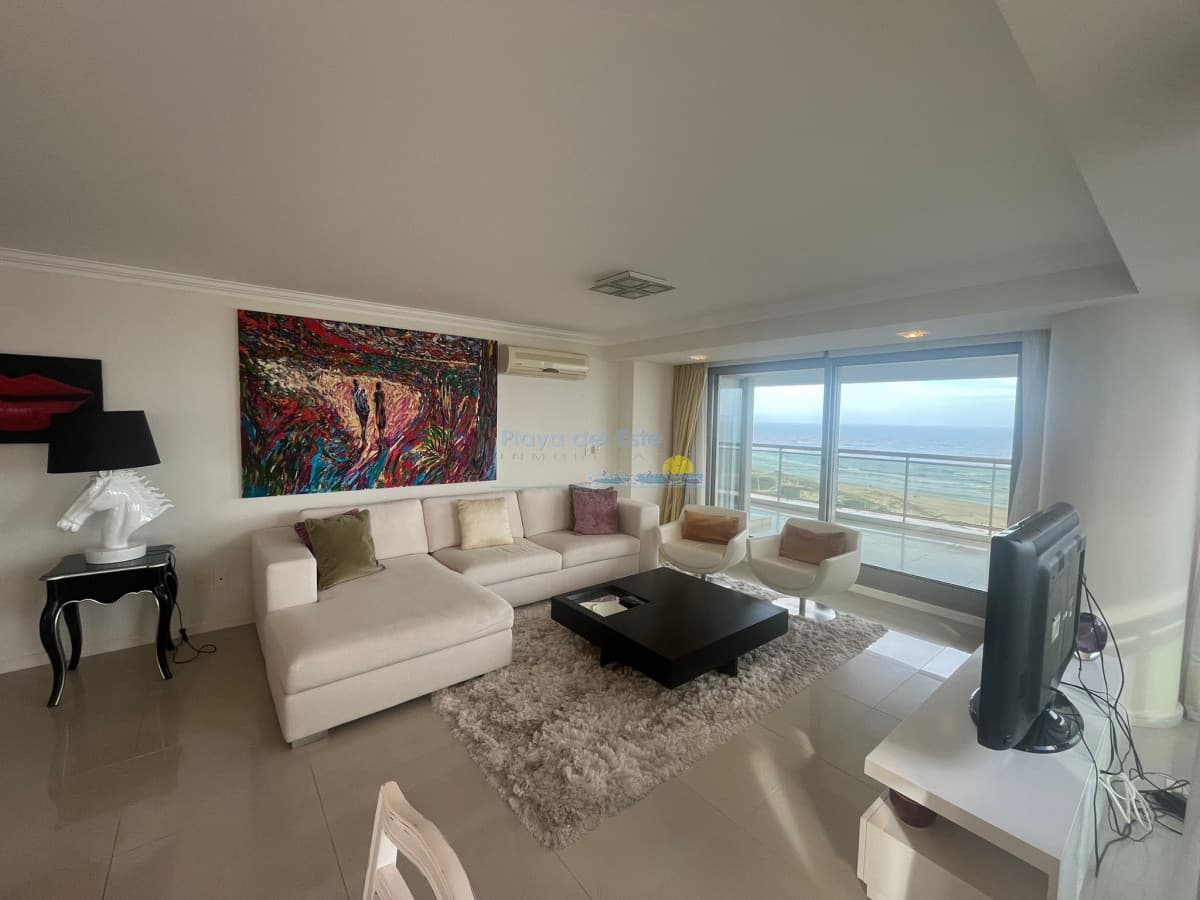 Apartamento en alquiler temporal de 3 dormitorios en Torre Imperiale , Punta del este , Playa brava  - Inmobiliaria Playa del Este