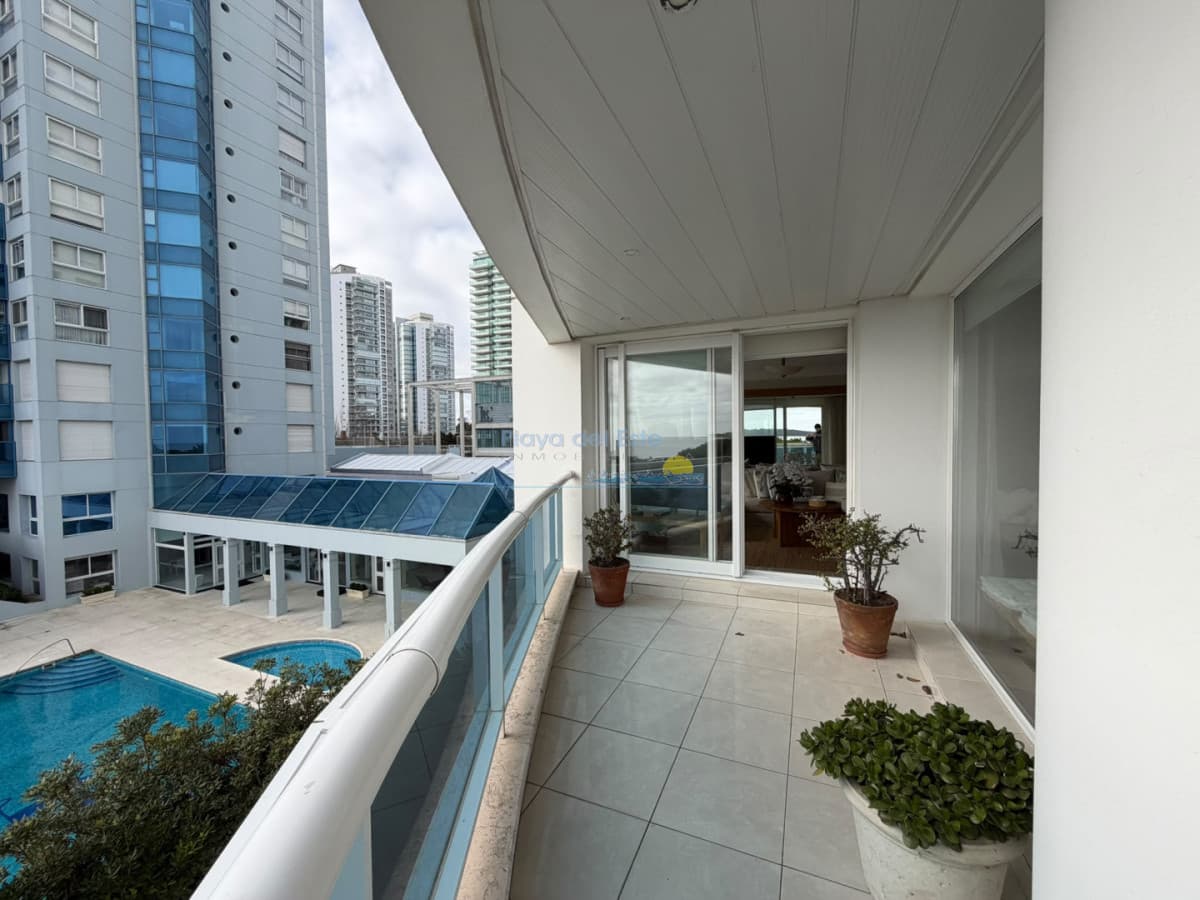 Apartamento en alquiler de temporada en Torre millenium de 4 dormitorios mas servicio , Playa mansa , Punta del este  - Inmobiliaria Playa del Este