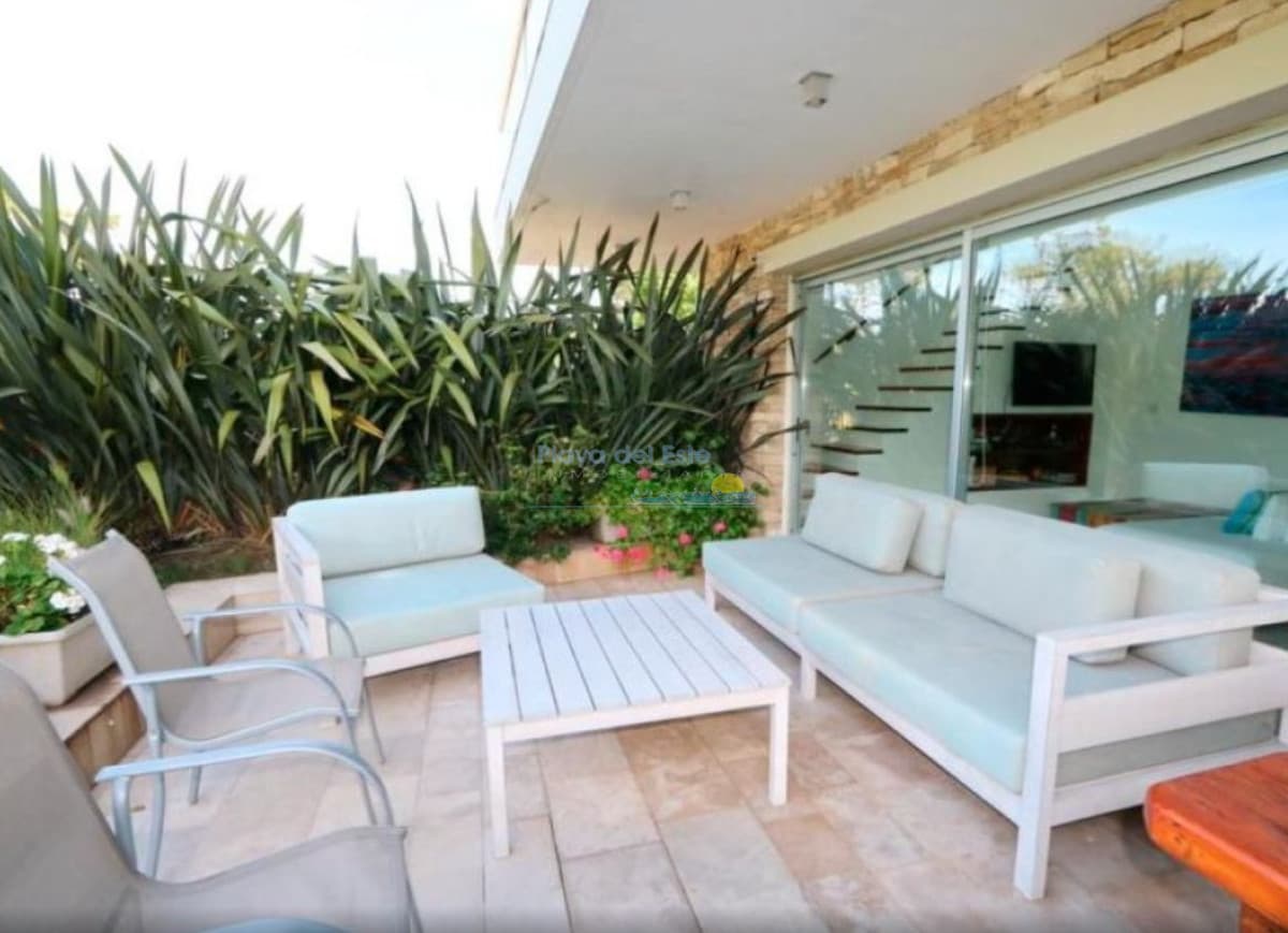 Apartamento de 3 dormitorios y servicio en Playa brava , Duplex , Parrillero  - Inmobiliaria Playa del Este
