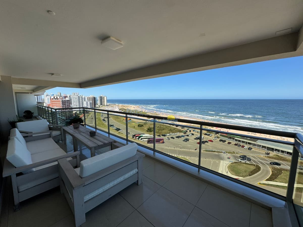 Apartamento en venta de 4 dormitorios  en Torre Imperiale , Punta del este , Playa brava a pasos del Shopping  - Inmobiliaria Playa del Este