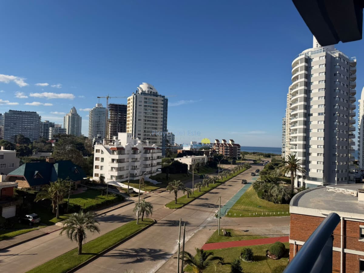 Apartamento en alquiler temporal de 2 dormitorios y medio  en Punta del este . Playa brava . Playa mansa  - Inmobiliaria Playa del Este