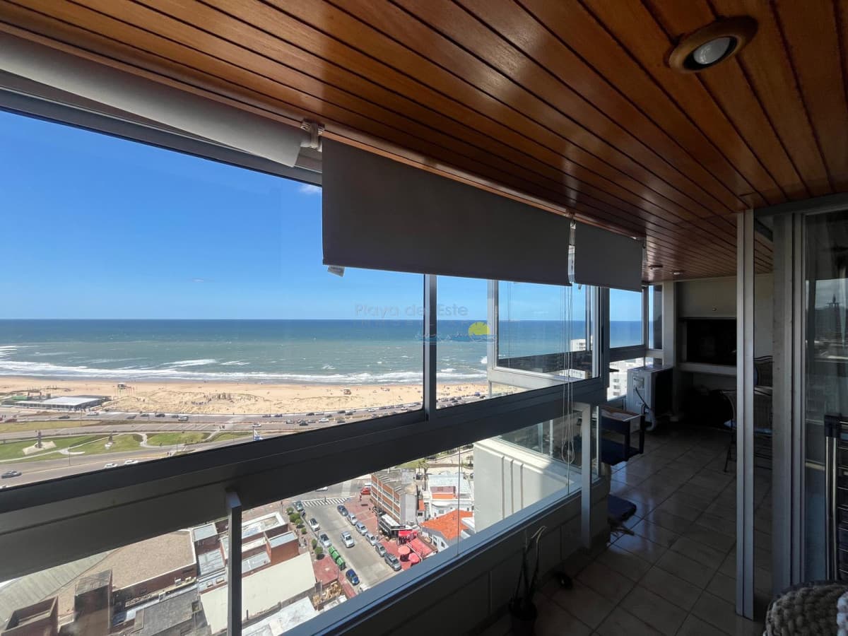 Apartamento de 3 dormitorios en Punta del este , Playa Mansa , Frente al mar  - Inmobiliaria Playa del Este