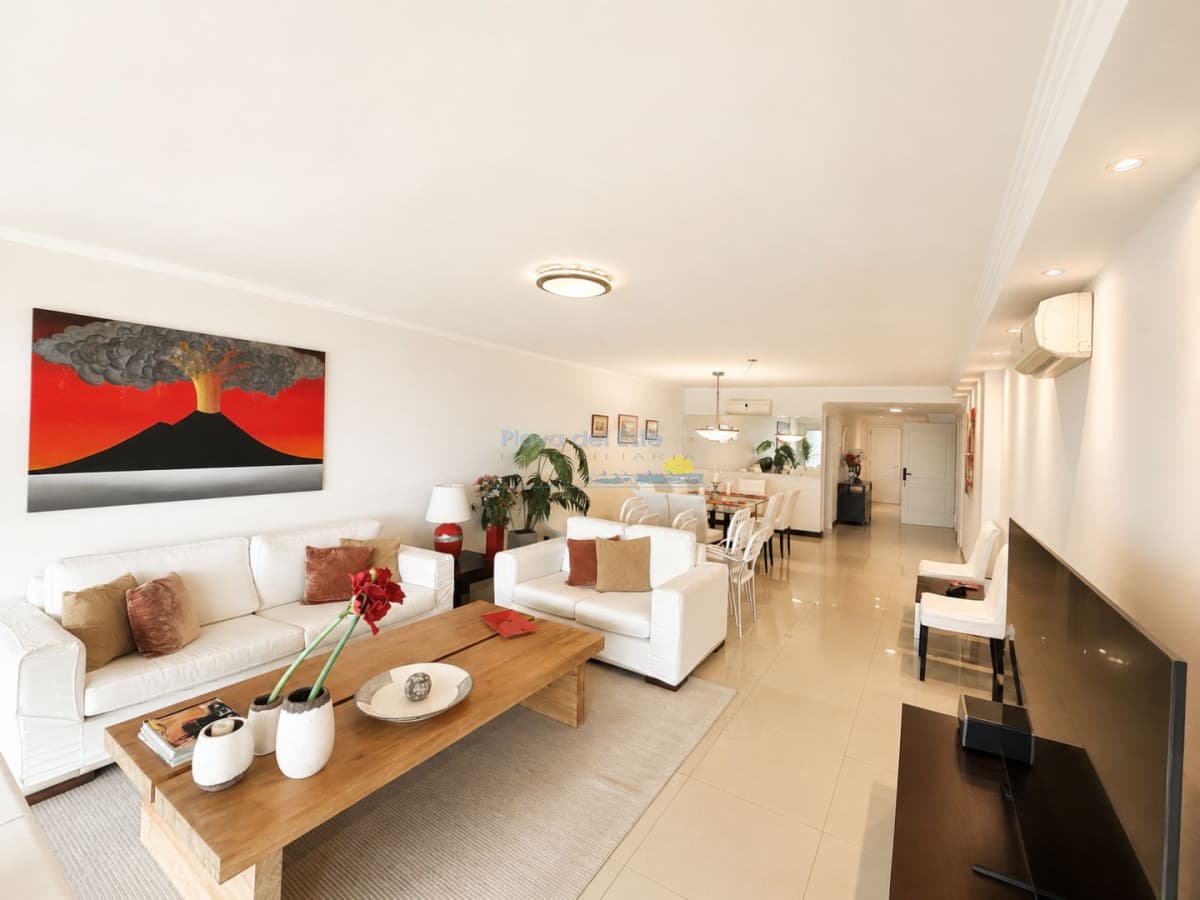 Apartamento en venta de 3 dormitorios `y servicio en Punta del este , Playa brava , Torre lobos  - Inmobiliaria Playa del Este