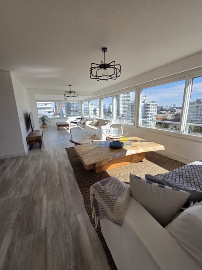 Apartamento de 3 dormitorios y servicio en alquiler temporal en Punta del este , Playa Mansa - Inmobiliaria Playa del Este