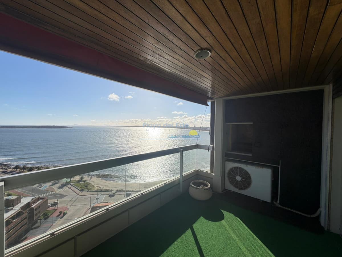 Apartamento de 2 dormitorios y servicio en alquiler anual , Playa mansa  - Inmobiliaria Playa del Este