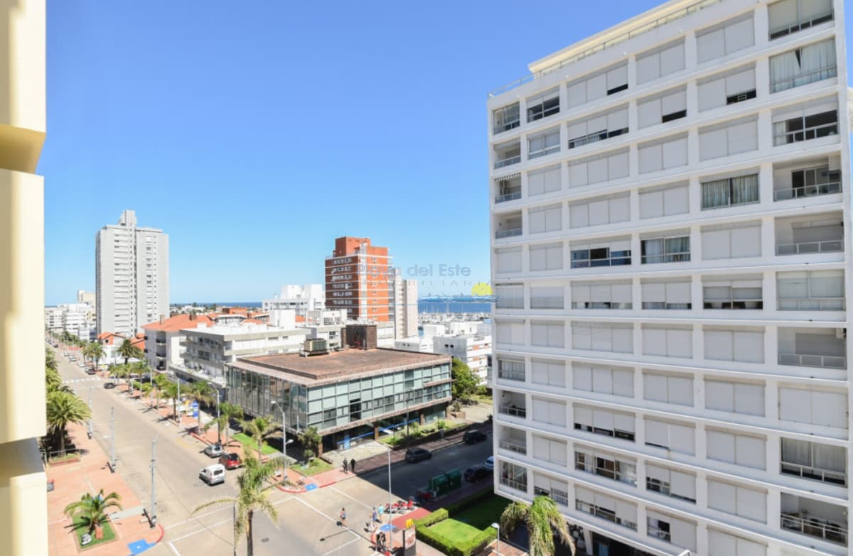 Apartamento en venta de 2 dormitorios . Reciclado con garage , Punta del este , Gorlero  - Inmobiliaria Playa del Este