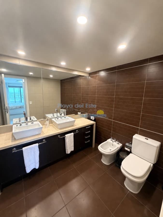 Apartamento en venta de 2 dormitorios en suite en Torre Imperial  - Inmobiliaria Playa del Este