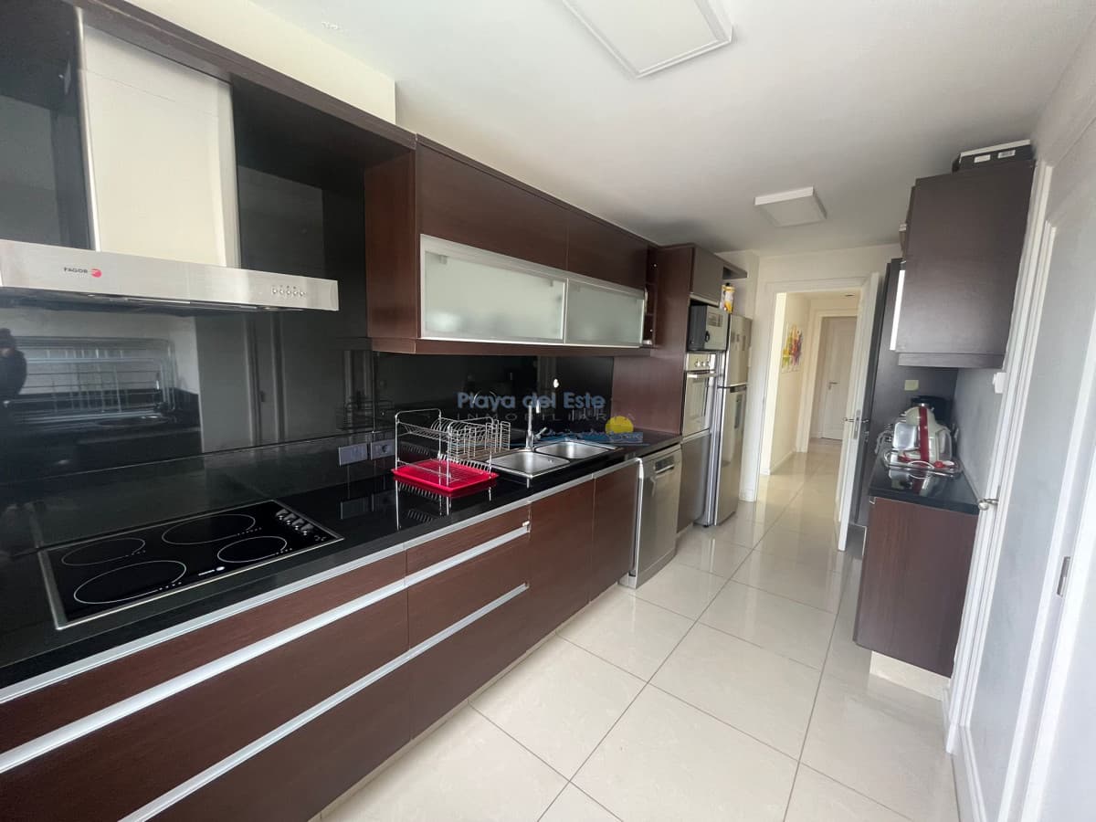 Apartamento en Alquiler temporal de 2 domritorios en Torre Imperiale , Punta del este , Playa brava  - Inmobiliaria Playa del Este