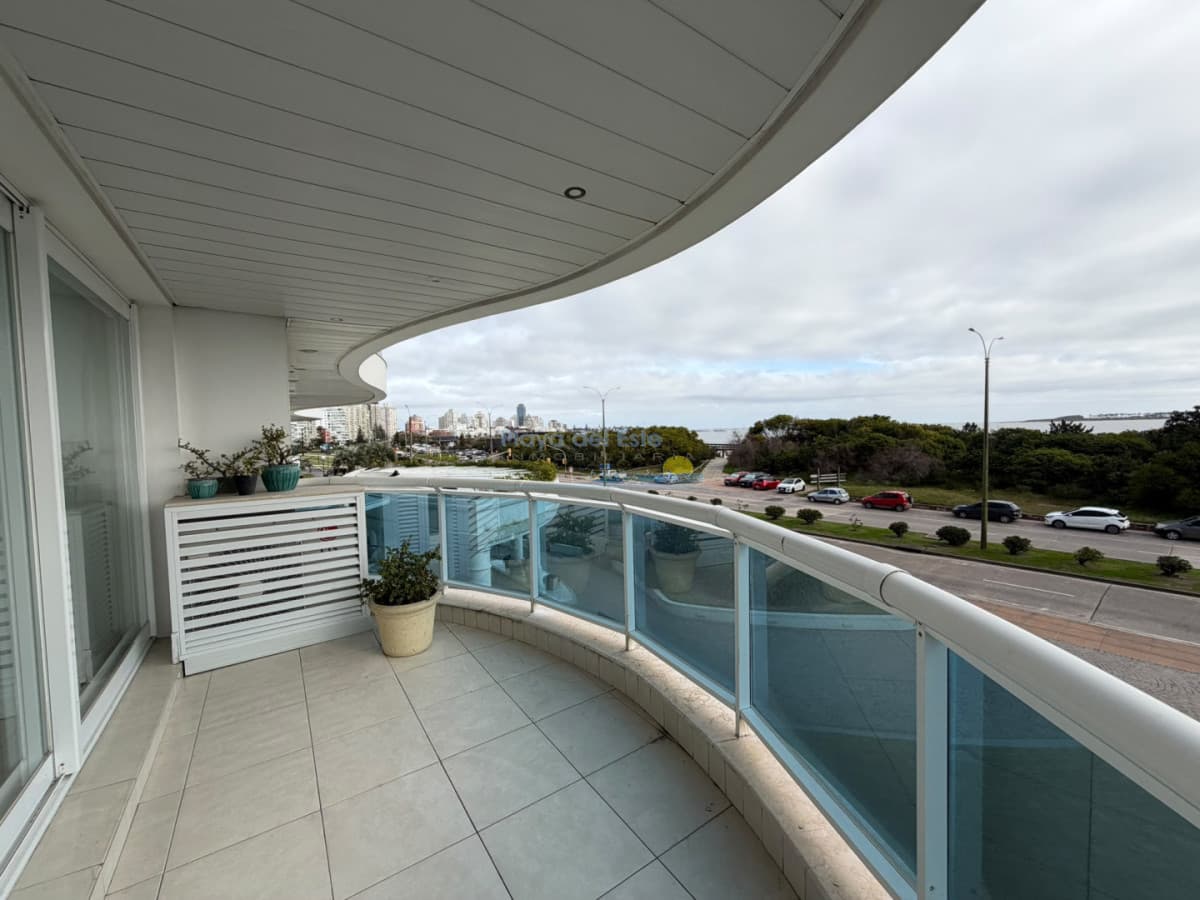 Apartamento en alquiler de temporada en Torre millenium de 4 dormitorios mas servicio , Playa mansa , Punta del este  - Inmobiliaria Playa del Este