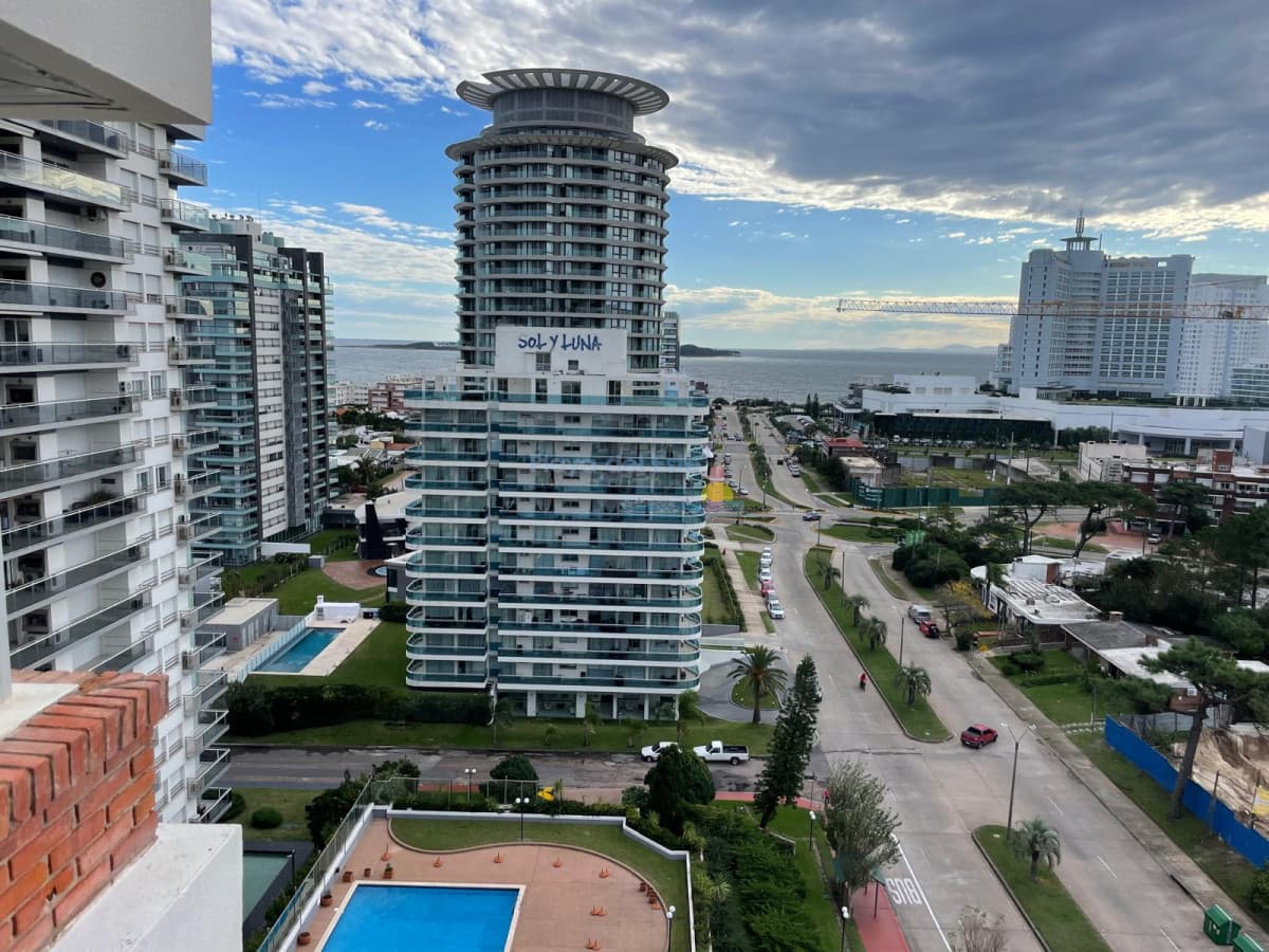 Apartamento de 2 dormitorios en Edificio Long beach , playa brava , Punta del este  - Inmobiliaria Playa del Este