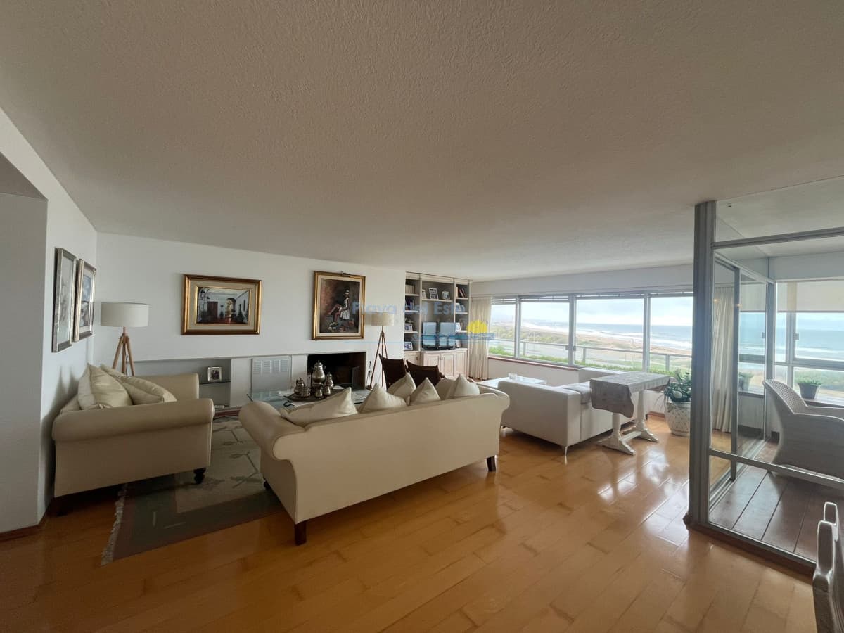 Apartamento en Venta de 3 dormitorios en Punta del este , Edificio Delfin , Vista al mar , Playa brava  - Inmobiliaria Playa del Este