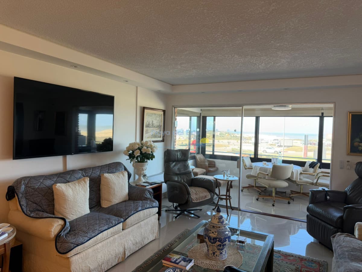 Apartamento en venta de 3 dormitorios en punta del este , Playa brava , primera linea  - Inmobiliaria Playa del Este