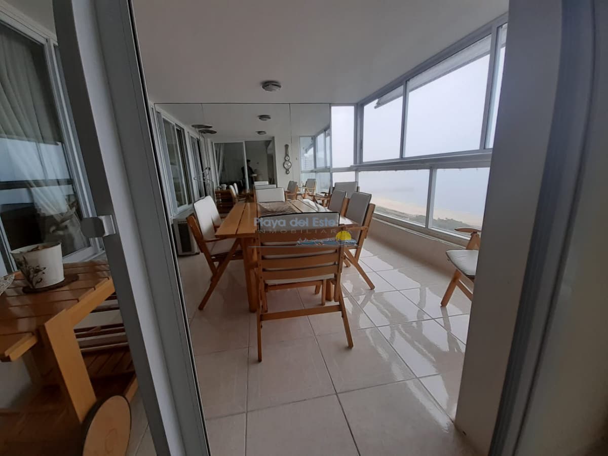 Beverly Tower, piso alto. - Inmobiliaria Playa del Este