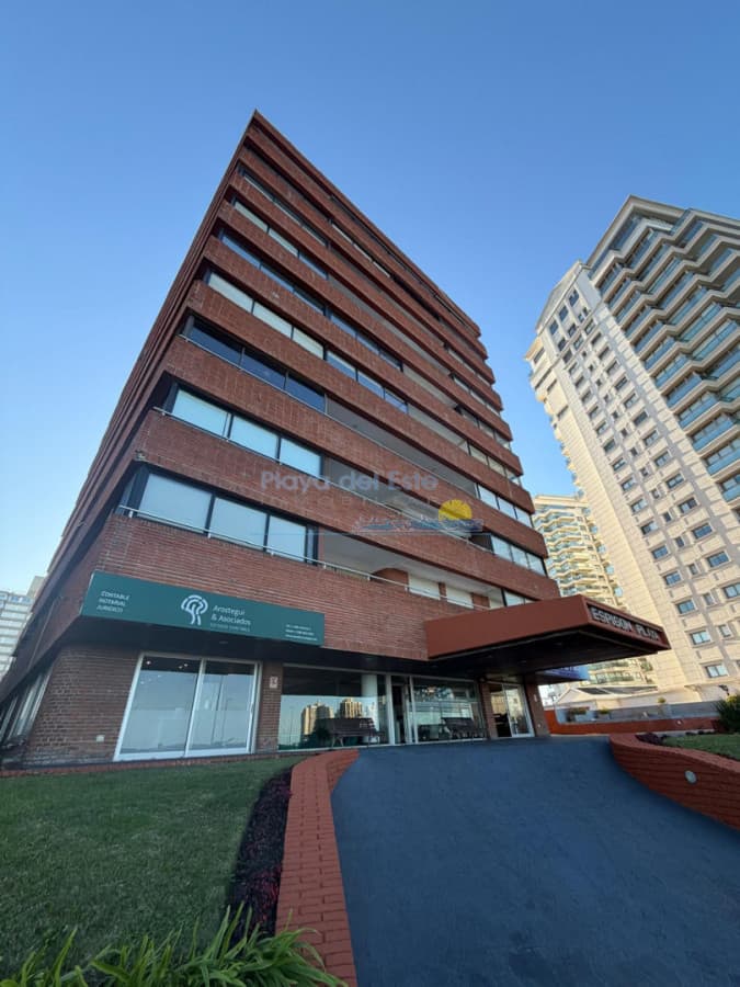 Apartamento de 3 dormitorios en Playa Mansa , Punta del este  - Inmobiliaria Playa del Este