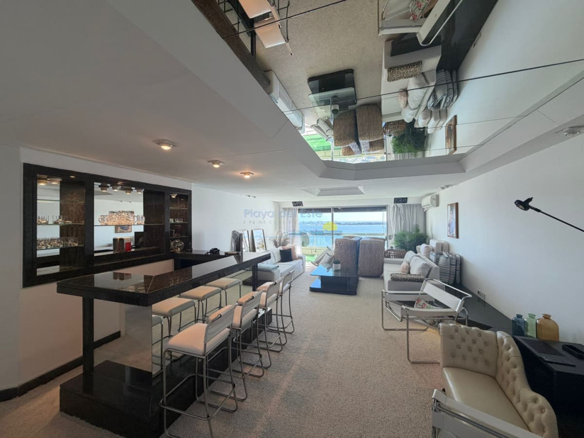 Apartamento de 2 dormitorios y servicio en alquiler anual , Playa mansa  - Inmobiliaria Playa del Este