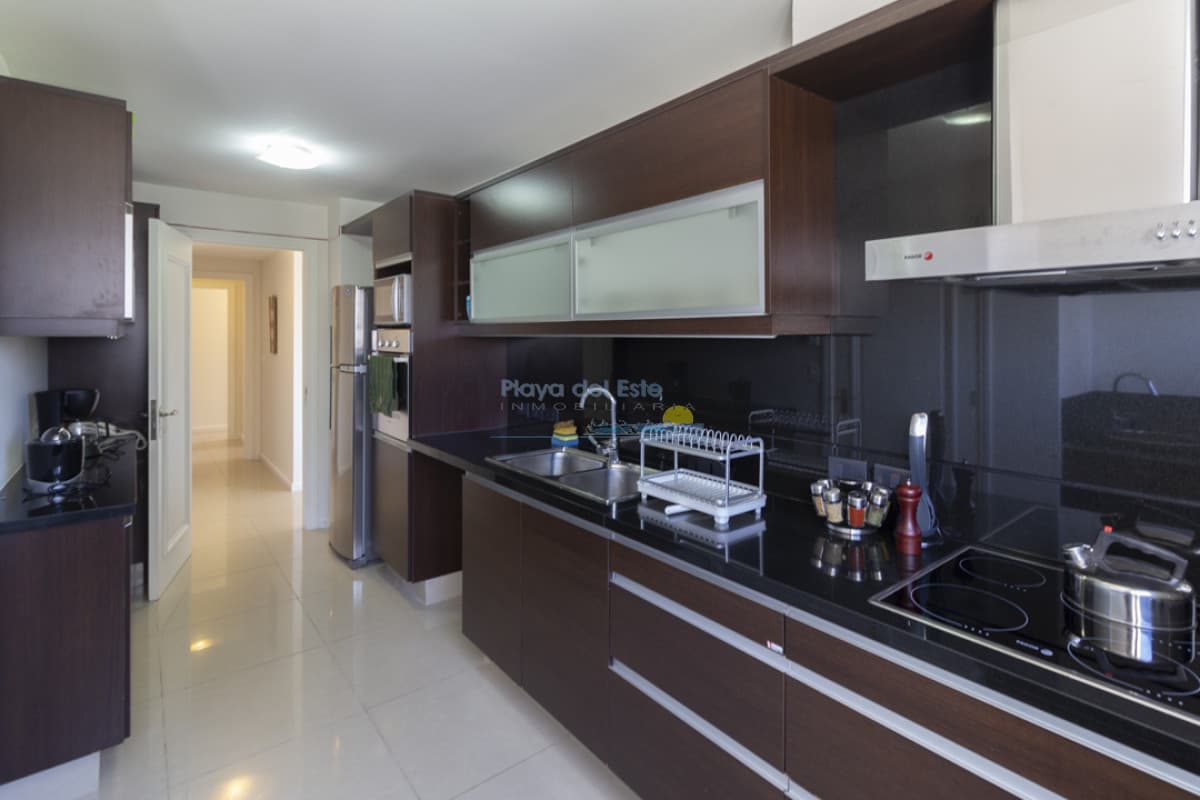 Apartamento en Alquiler en Punta del este 2 dormitorios , Torre imperiale , Playa brava   - Inmobiliaria Playa del Este