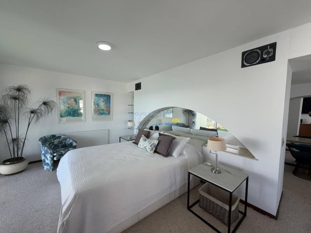 Apartamento de 2 dormitorios y servicio en alquiler anual , Playa mansa  - Inmobiliaria Playa del Este