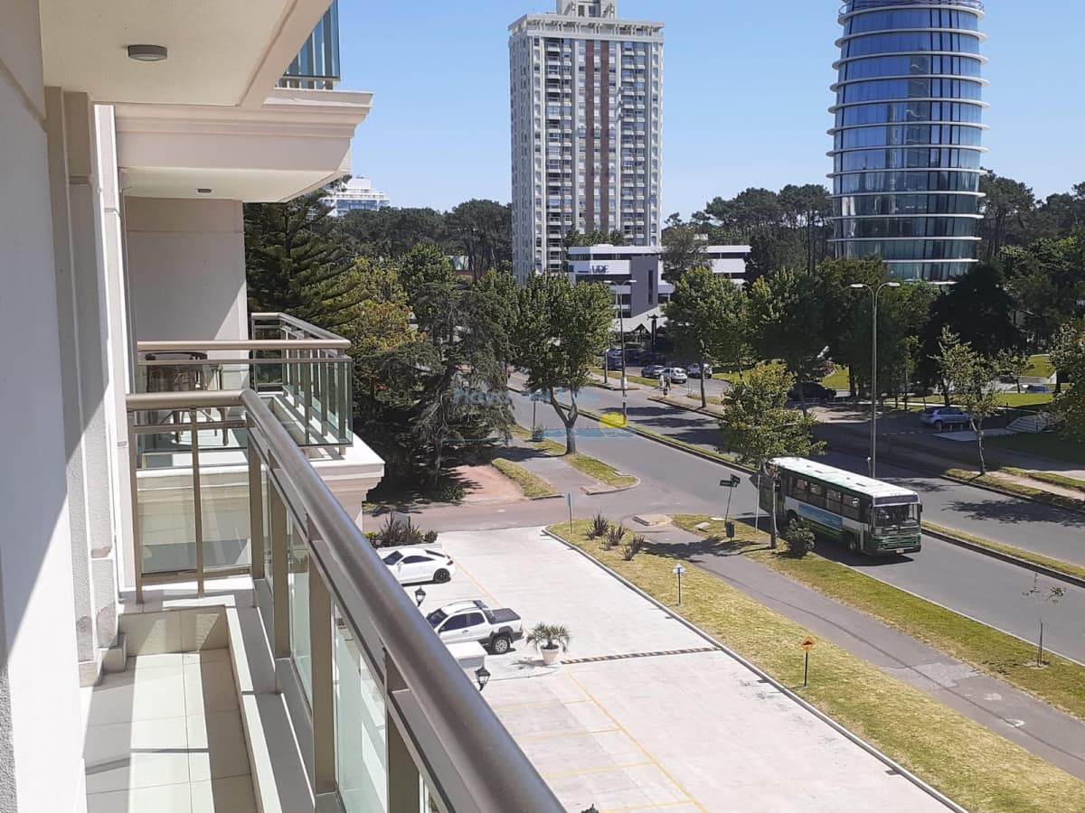 Apartamento de 3 Dormitorios en Alquiler temporal en PLACE LAFAYETTE , Punta del este  - Inmobiliaria Playa del Este