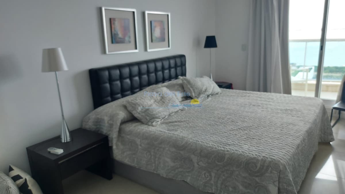 Apartamento de 2 dormitorios y medio en alquiler temporal en Casino tower , Punta del este , Playa Mansa  - Inmobiliaria Playa del Este