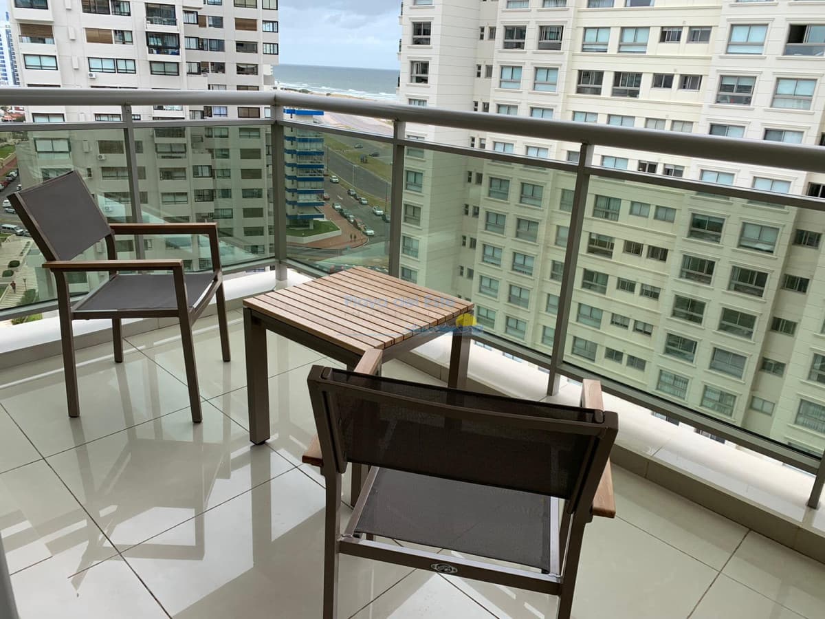 Apartamento en alquiler temporal de 2 dormitorios en Torre Imperiale , Punta del este , Playa brava  - Inmobiliaria Playa del Este