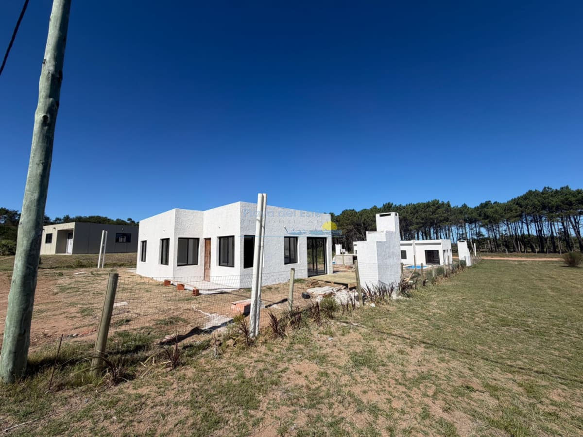 Casa PH en Venta de 2 dormitorios en Punta Negra , Piriápolis , A metros del mar  - Inmobiliaria Playa del Este