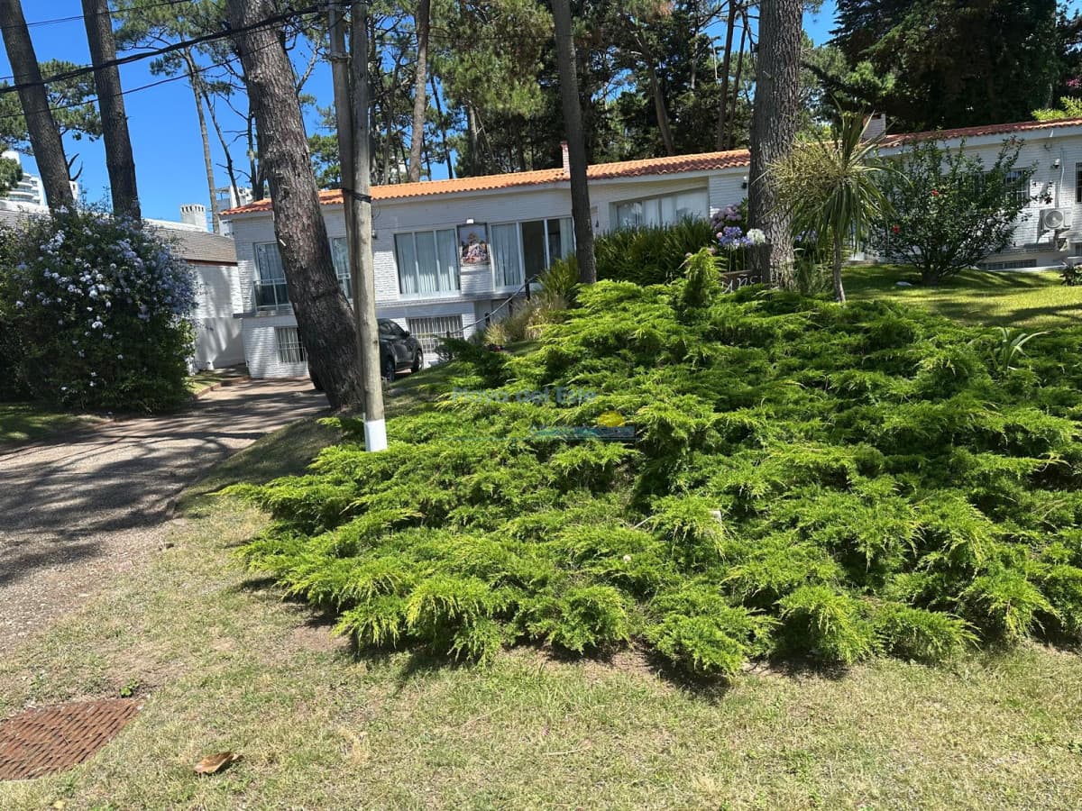 Casa en Alquiler en Punta del este de 6 Dormitorios , San Rafael , Playa Brava  - Inmobiliaria Playa del Este