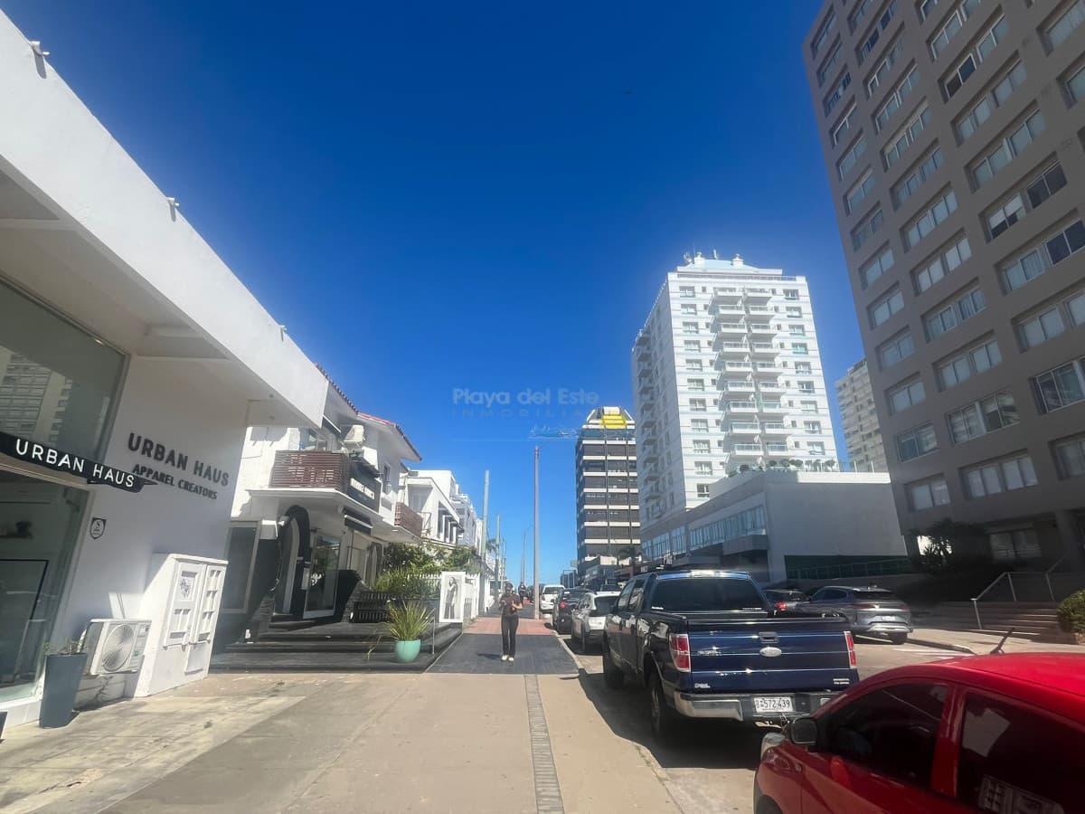 Casa en alquiler temporal de 3 dormitorios en Punta del este , Gorlero , Península  - Inmobiliaria Playa del Este