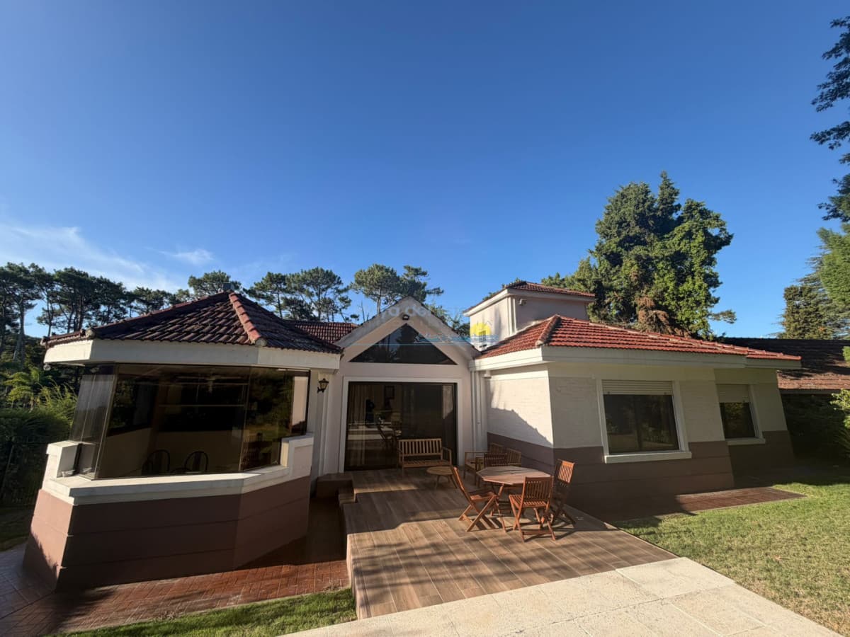 Casa en Alquiler anual U$D 4500 Punta del este 3 dormitorios San Rafael , Parrillero , Piscina  - Inmobiliaria Playa del Este