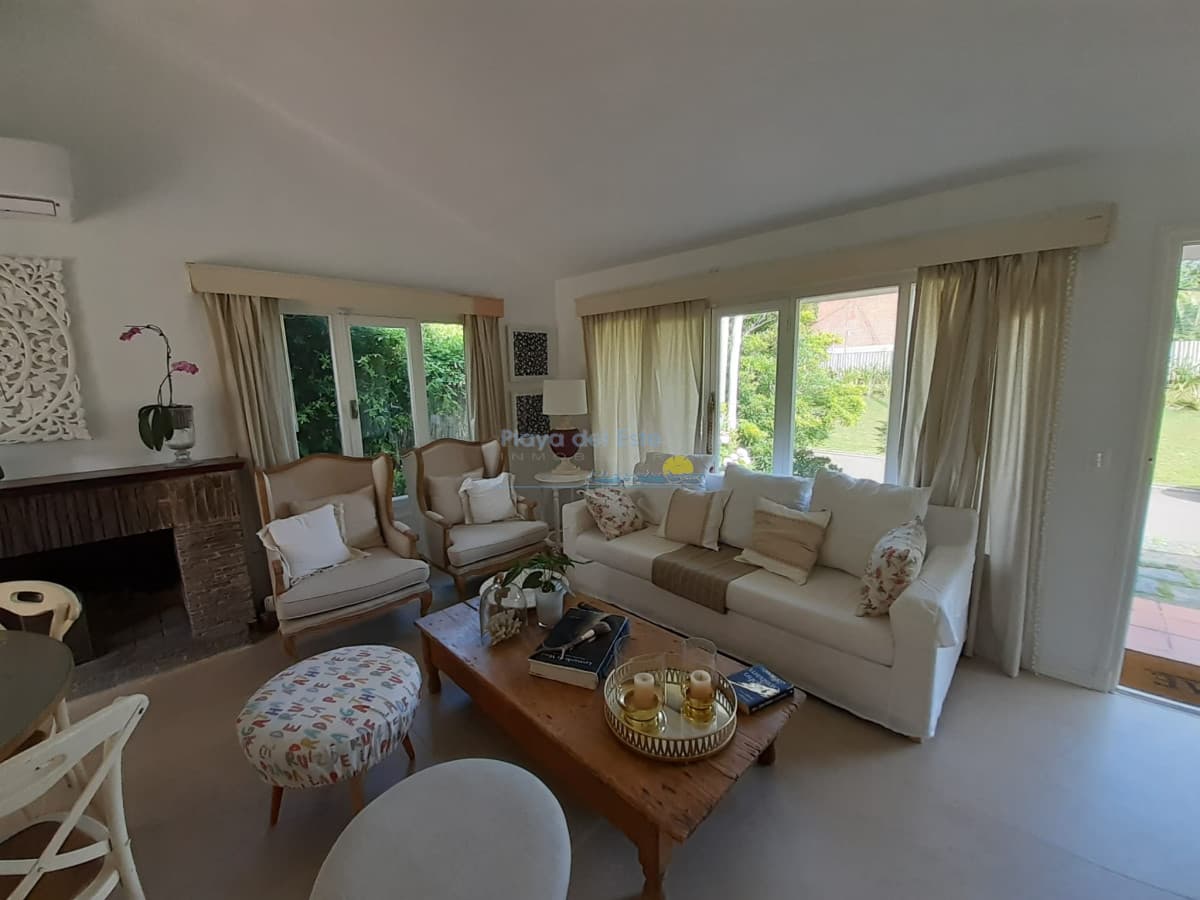 Clásico Chalet a pasos de playa mansa  - Inmobiliaria Playa del Este