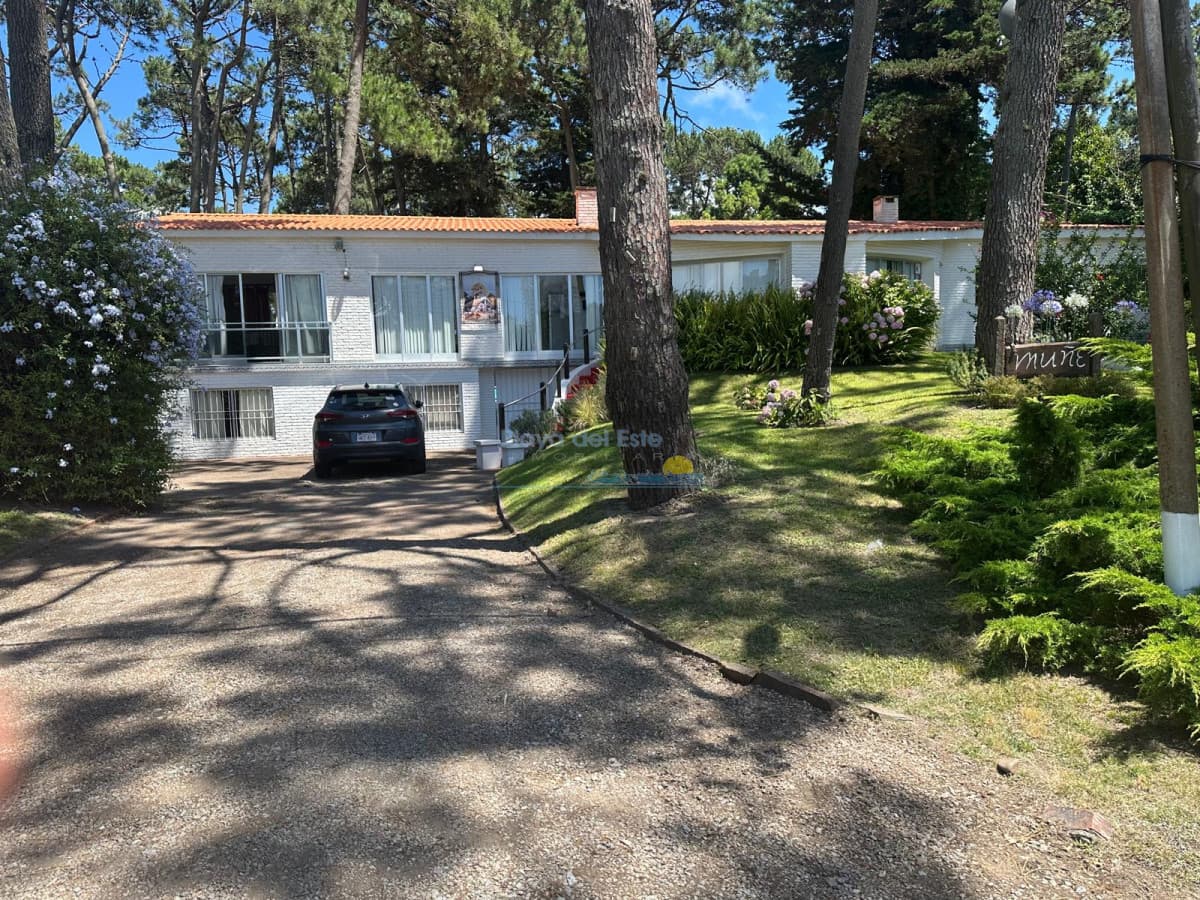 Casa en Alquiler en Punta del este de 6 Dormitorios , San Rafael , Playa Brava  - Inmobiliaria Playa del Este