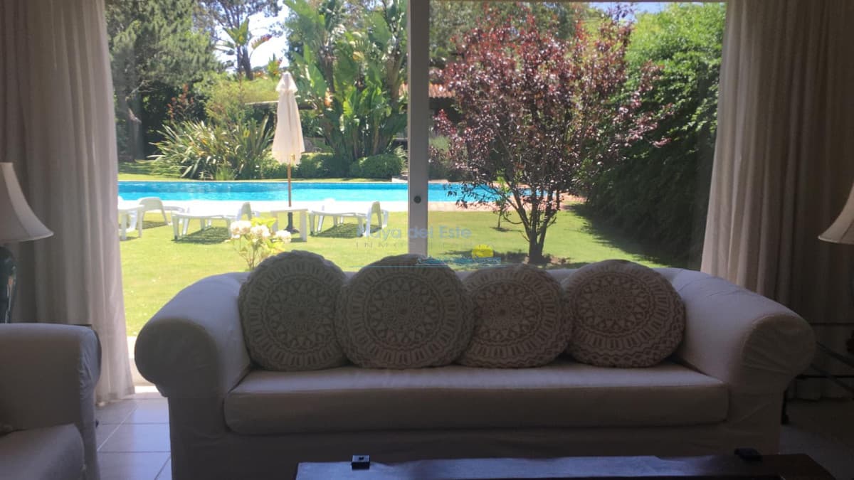 Casa en Alquiler de 4 dormitorios en Punta del este , San Rafael , Playa Brava a pasos del mar  - Inmobiliaria Playa del Este