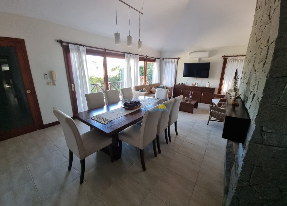 Casa en Alquieler de 4 Dormitorios en Punta del este . Cantegril , Playa Mansa  - Inmobiliaria Playa del Este