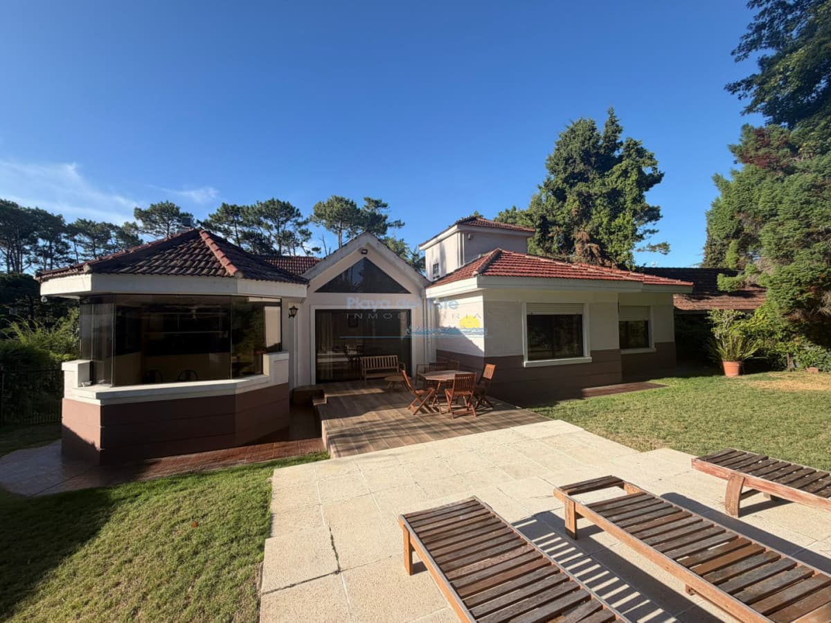 Casa en Alquiler anual U$D 4500 Punta del este 3 dormitorios San Rafael , Parrillero , Piscina  - Inmobiliaria Playa del Este