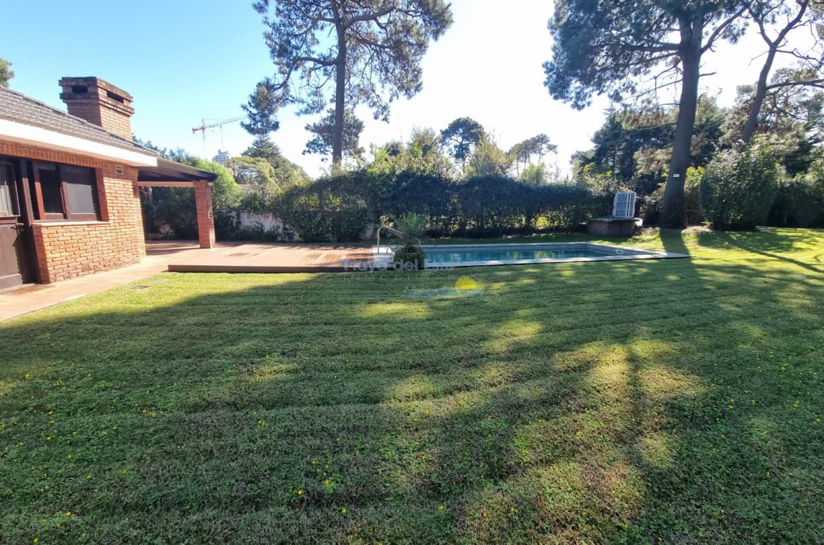 Casa en Alquieler de 4 Dormitorios en Punta del este . Cantegril , Playa Mansa  - Inmobiliaria Playa del Este