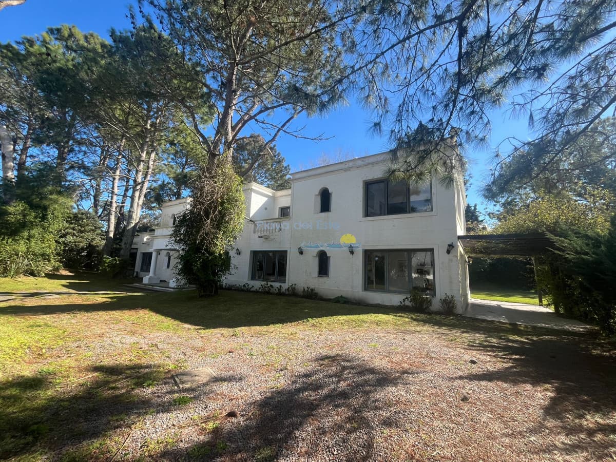 Casa en Alquiler de Temporada en Punta del este con gran capacidad  , a pasos de Playa Brava  - Inmobiliaria Playa del Este