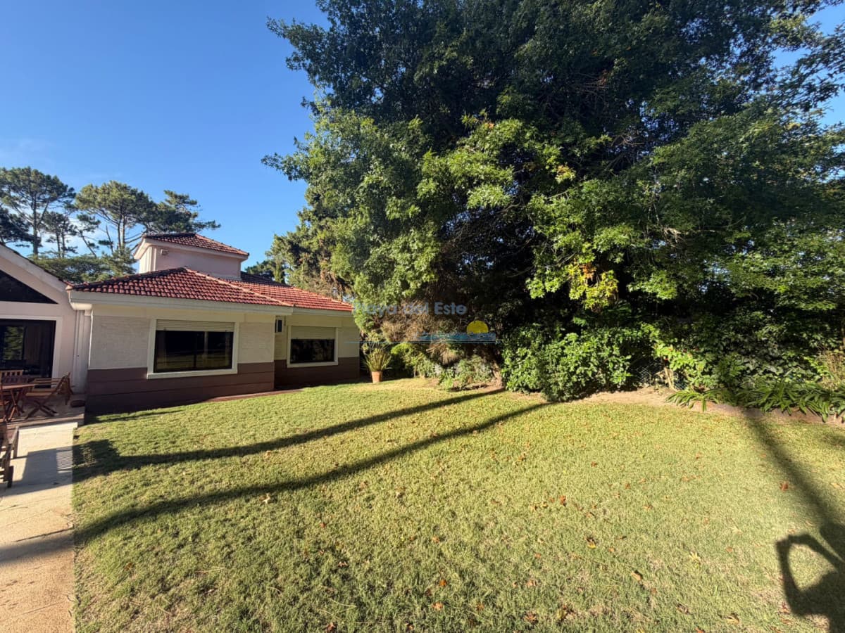 Casa en Alquiler anual U$D 4500 Punta del este 3 dormitorios San Rafael , Parrillero , Piscina  - Inmobiliaria Playa del Este