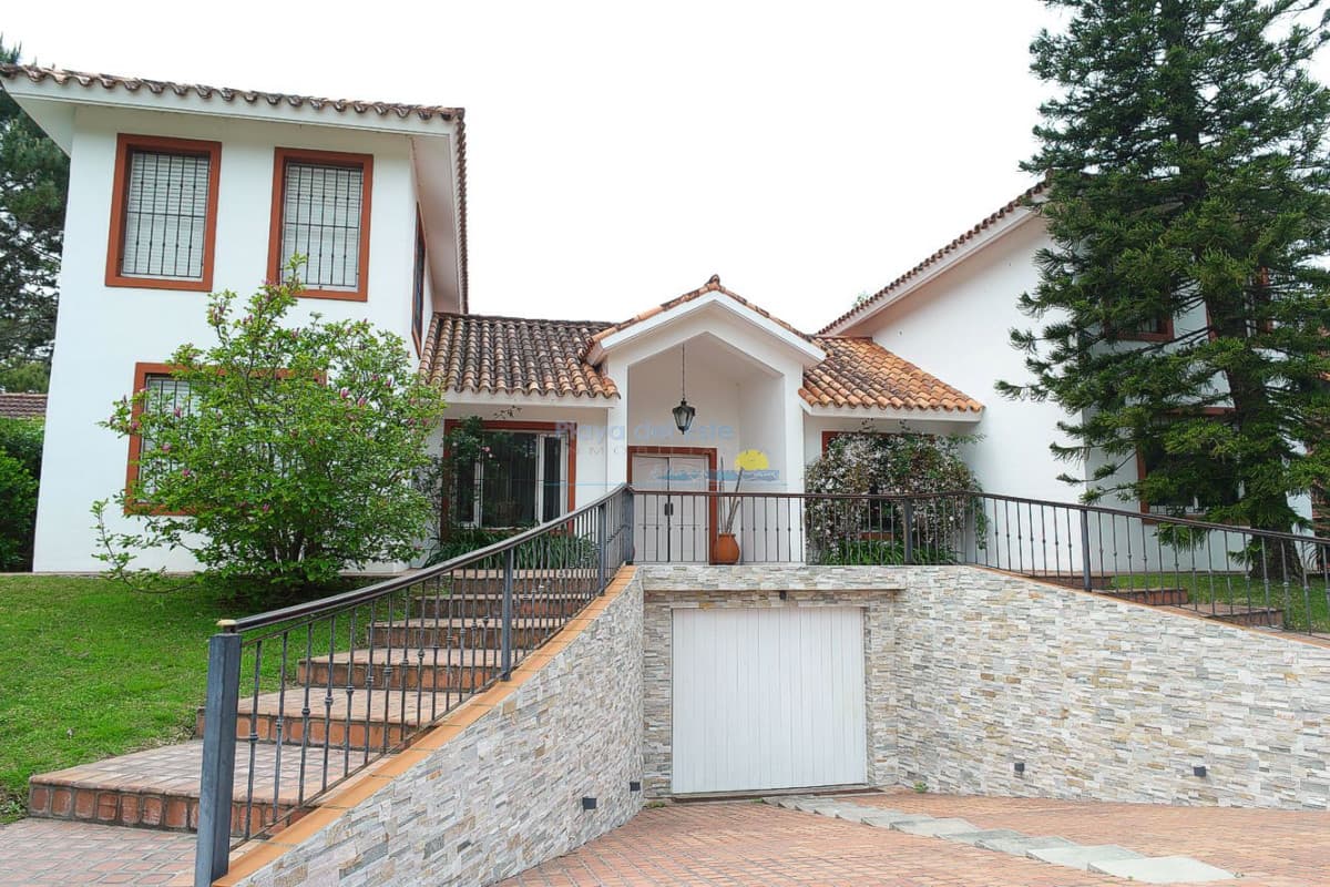 Casa en Alquiler de 4 dormitorios en Punta del este , San Rafael , Playa Brava a pasos del mar  - Inmobiliaria Playa del Este