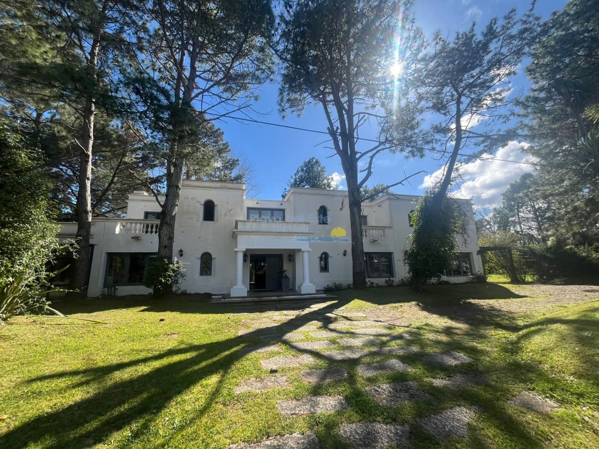 Casa en Alquiler de Temporada en Punta del este con gran capacidad  , a pasos de Playa Brava  - Inmobiliaria Playa del Este