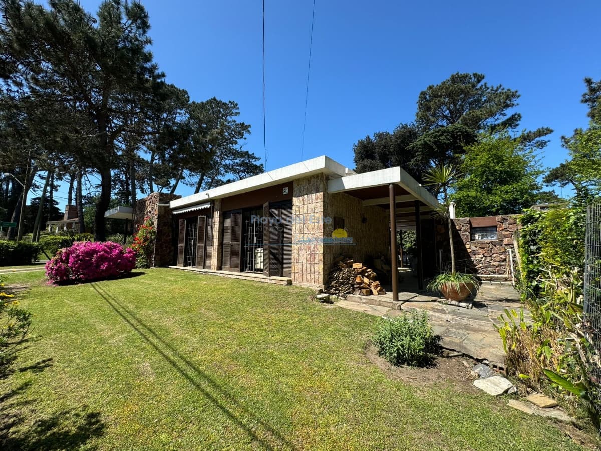 Casa en alquiler temporal de 3 dormitorios en Punta del este , Cantegril  - Inmobiliaria Playa del Este