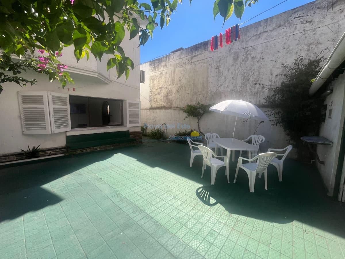 Casa en alquiler temporal de 3 dormitorios en Punta del este , Gorlero , Península  - Inmobiliaria Playa del Este