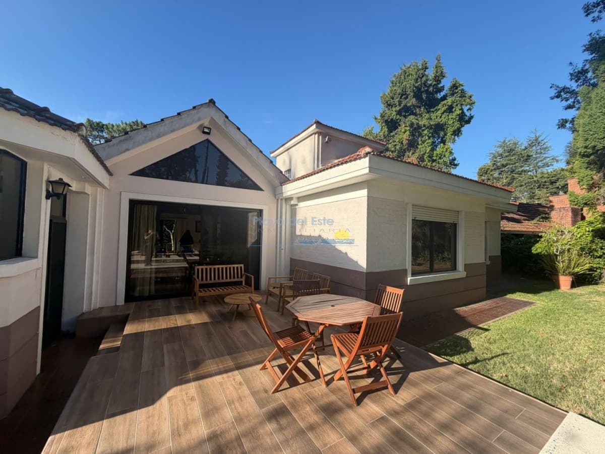 Casa en Alquiler anual U$D 4500 Punta del este 3 dormitorios San Rafael , Parrillero , Piscina  - Inmobiliaria Playa del Este