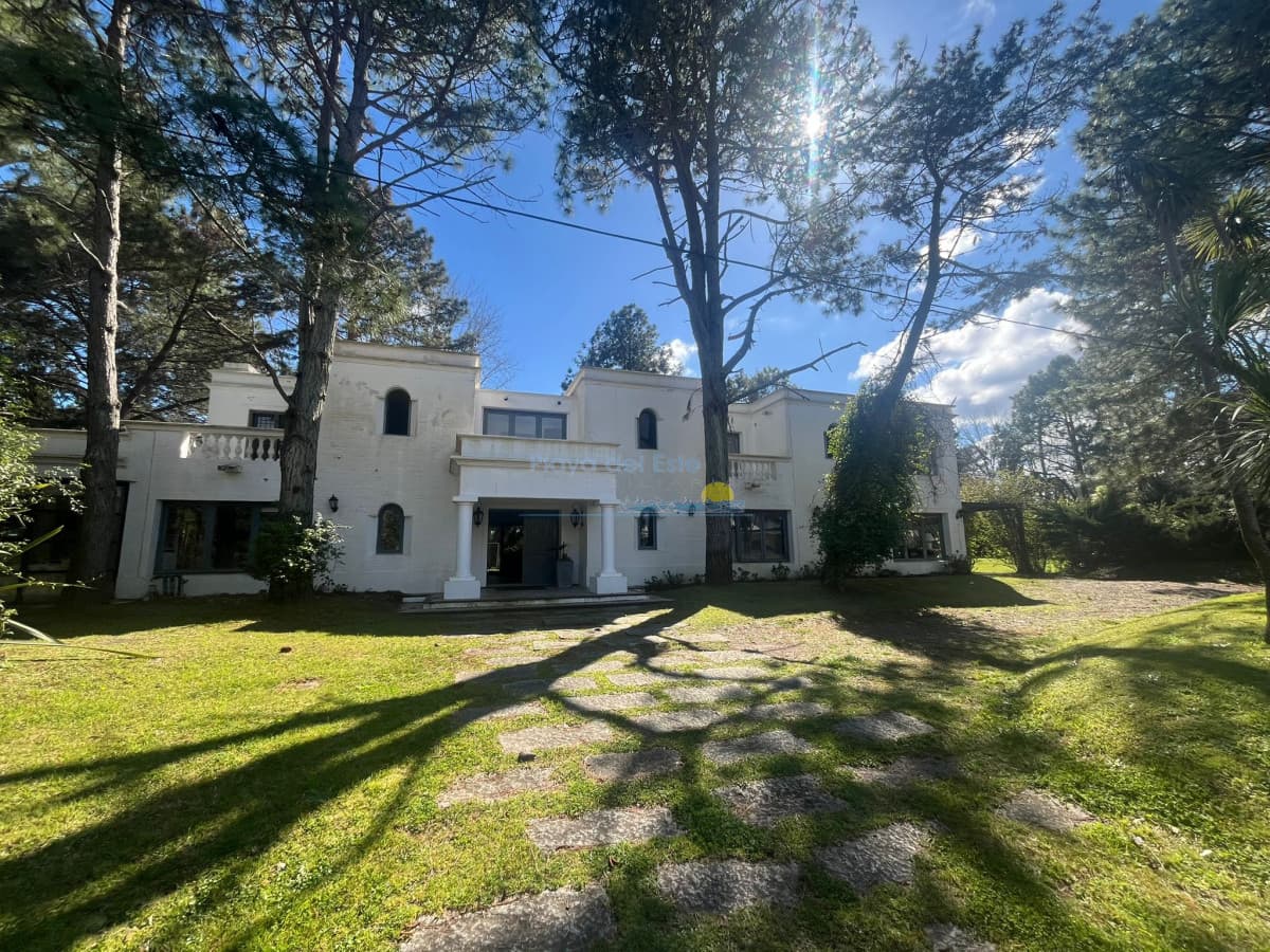 Casa en Alquiler de Temporada en Punta del este con gran capacidad  , a pasos de Playa Brava  - Inmobiliaria Playa del Este
