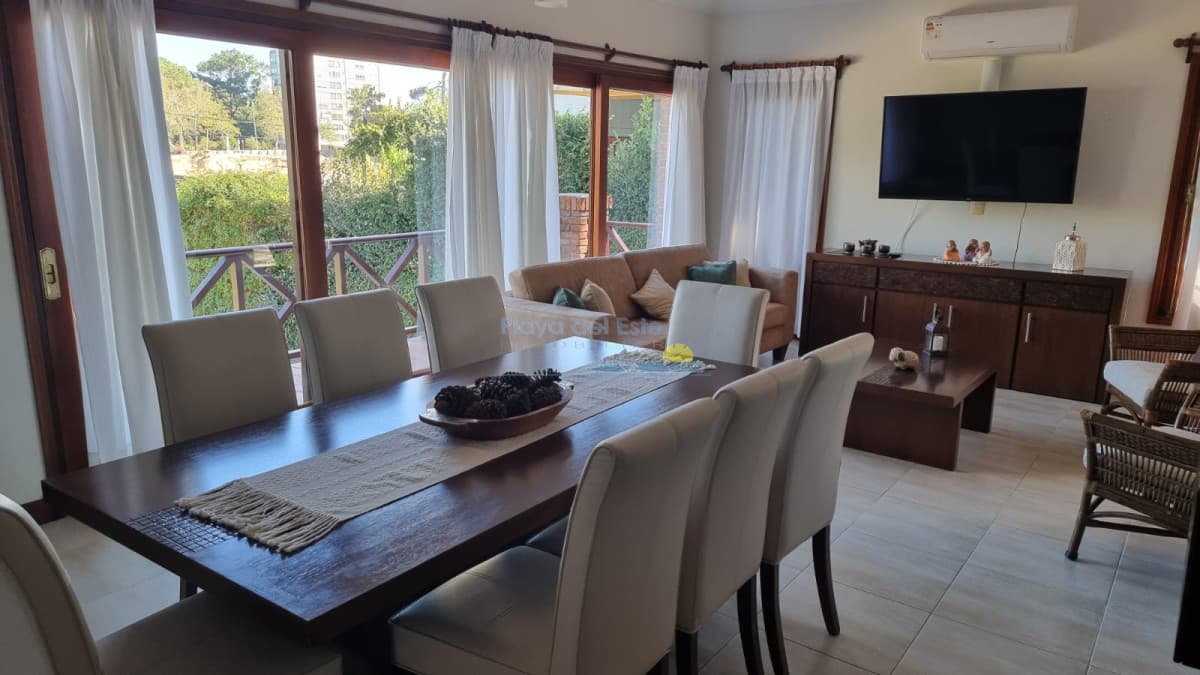 Casa en Alquieler de 4 Dormitorios en Punta del este . Cantegril , Playa Mansa  - Inmobiliaria Playa del Este