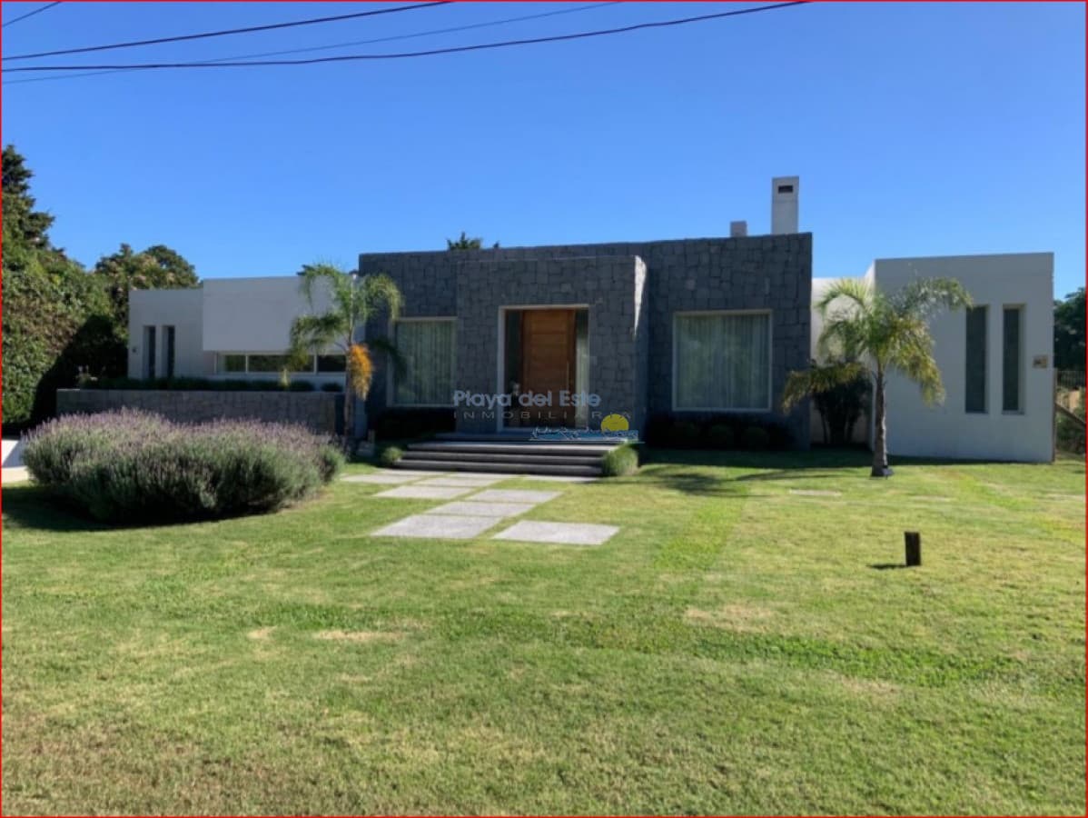 Casa en venta en Beaverly Hills , punta del este  - Inmobiliaria Playa del Este