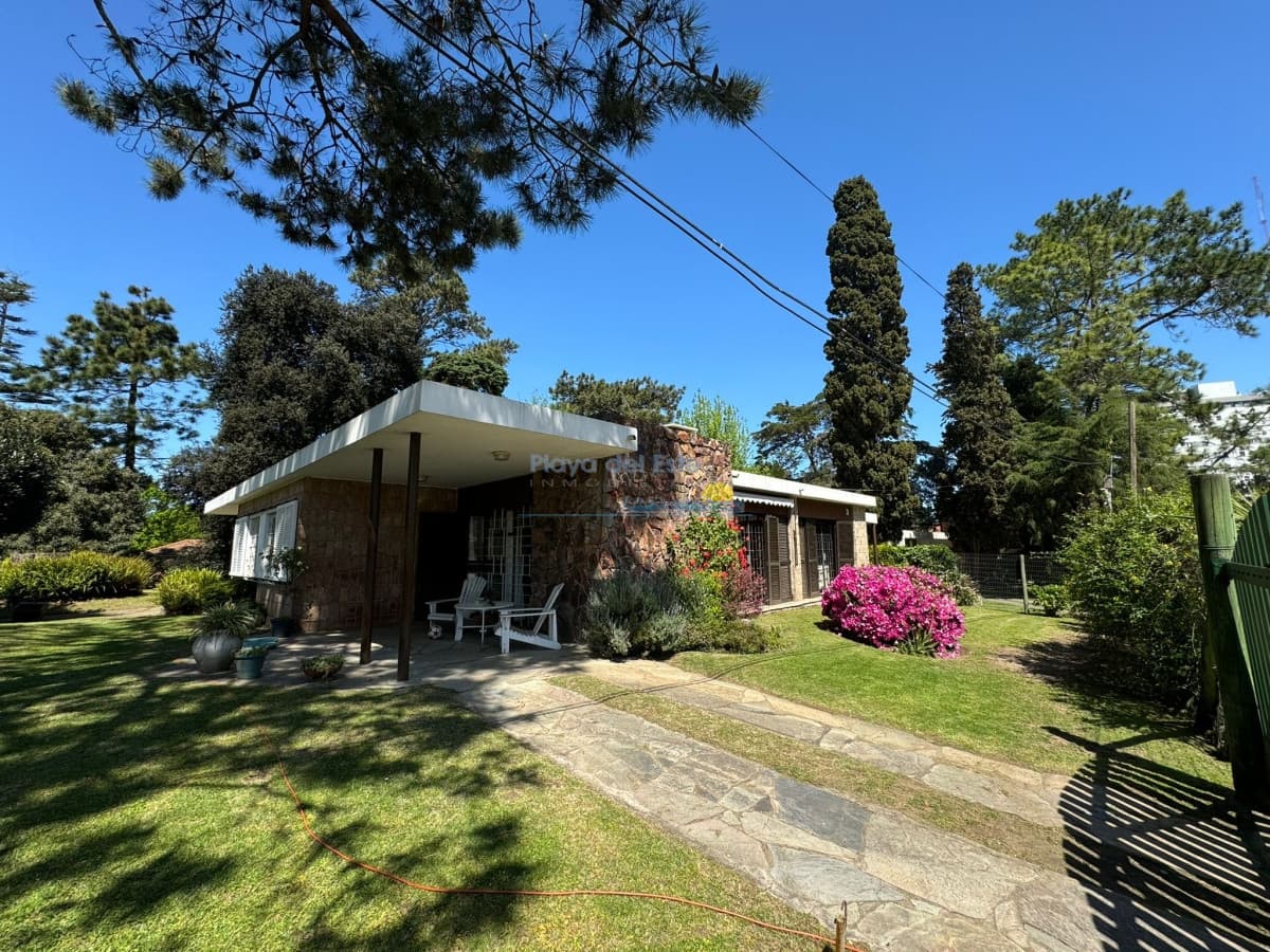 Casa en alquiler temporal de 3 dormitorios en Punta del este , Cantegril  - Inmobiliaria Playa del Este
