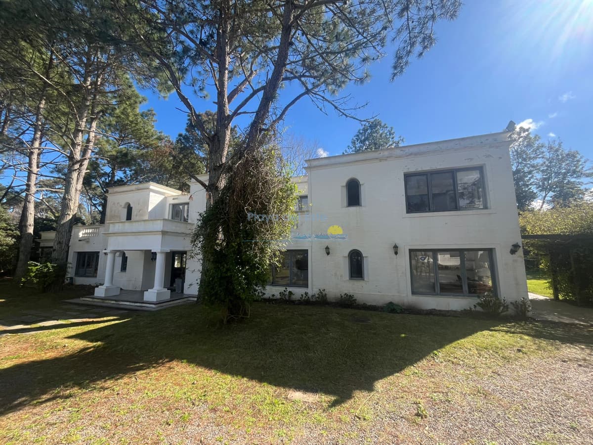 Casa en Alquiler de Temporada en Punta del este con gran capacidad  , a pasos de Playa Brava  - Inmobiliaria Playa del Este