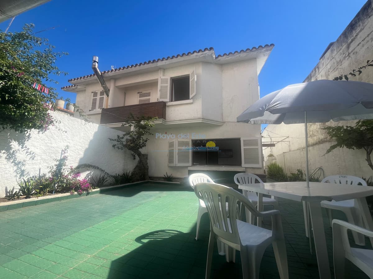 Casa en alquiler temporal de 3 dormitorios en Punta del este , Gorlero , Península  - Inmobiliaria Playa del Este