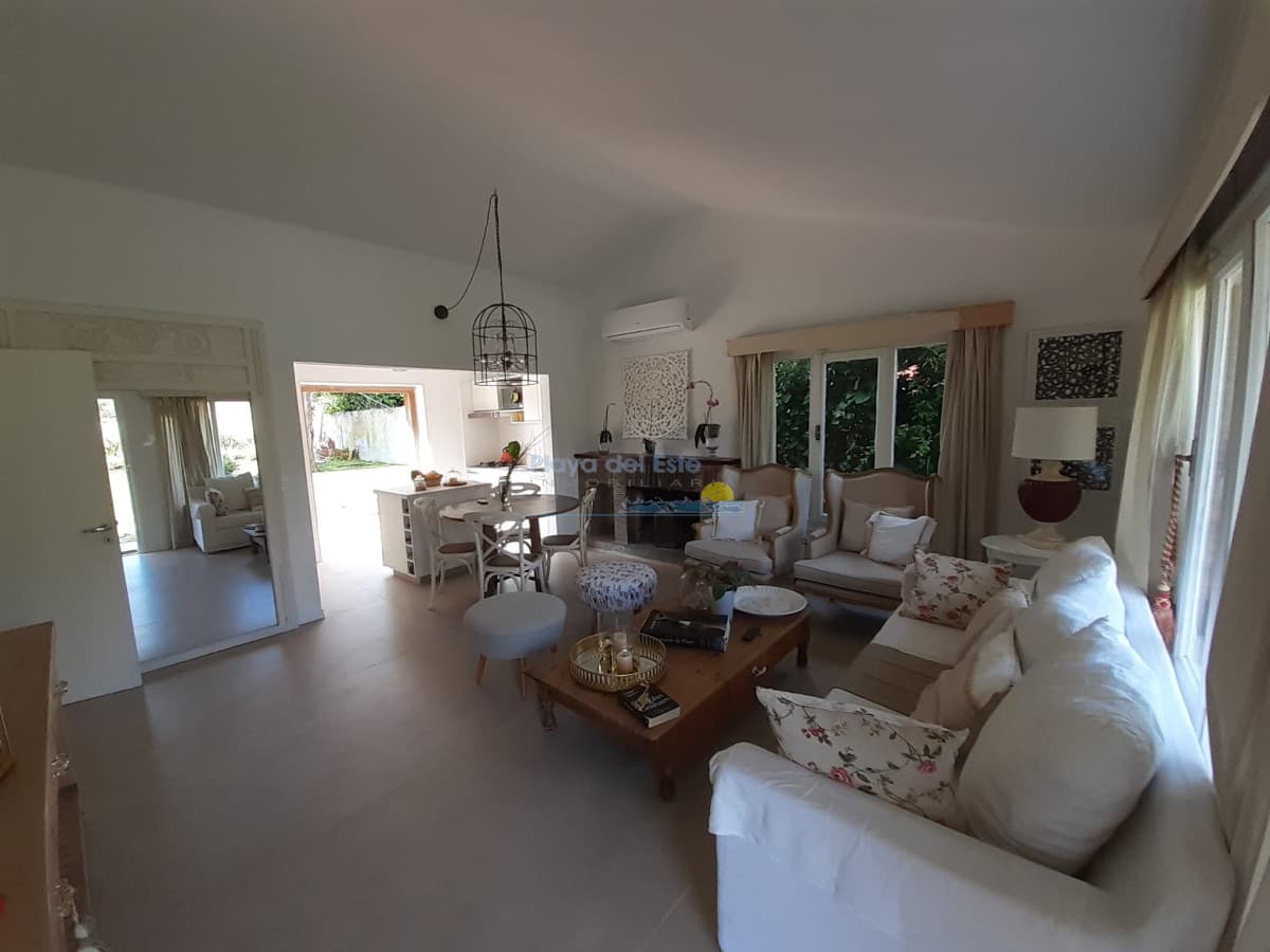 Clásico Chalet a pasos de playa mansa  - Inmobiliaria Playa del Este
